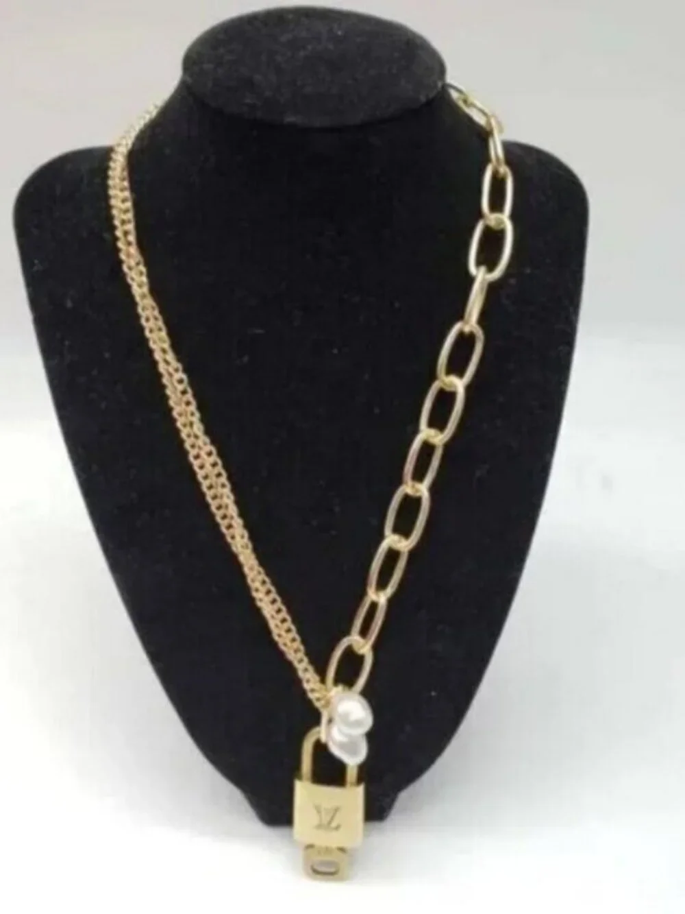 ✨ Stainless Steel Gold-Plated Necklace with Authentic Louis Vuitton Padlock ✨ E - Picture 2 of 7
